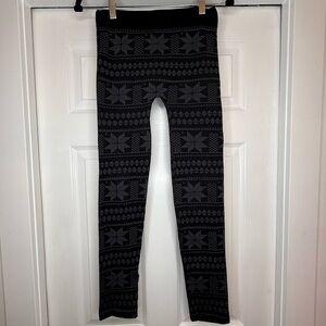 Christmas Holiday Gray Snowflake Patterned Leggings